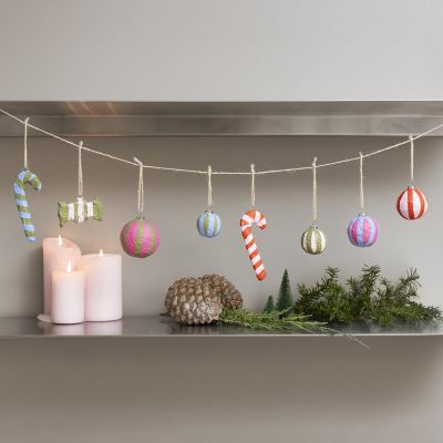 Farbenfrohe Weihnachtsdekorationen aus Papier-Pappmachee-Pulpe