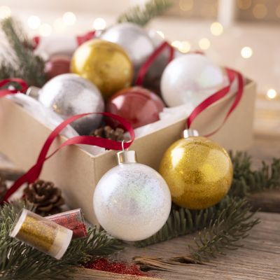 Weihnachtskugeln mit Glitter im Inneren