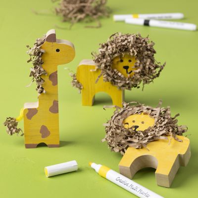 Wilde Holztiere dekoriert mit Markern und Papier-Füllmaterial