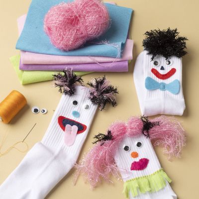 Mit Gesichtern verzierte Socken