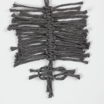 Wie man Macramé-Federn mit quadratischen Knoten kreiert