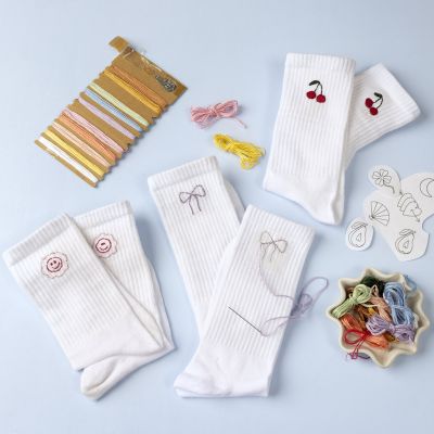 Socken mit Stickerei