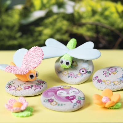 Modellierte Steine mit Aufklebern und Insekten