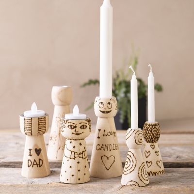 Kerzenhalter aus Holz mit eingebrannten Mustern