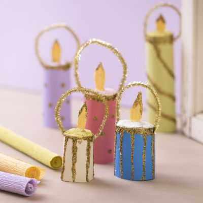 Weihnachtskerzen aus Krepppapier