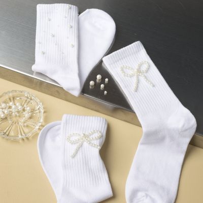 Mit Wachsperlen verzierte Socken