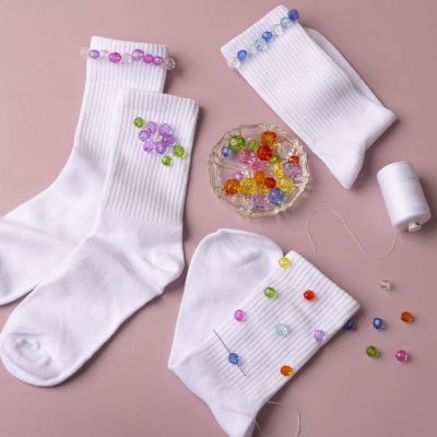 Mit Perlen verzierte Socken