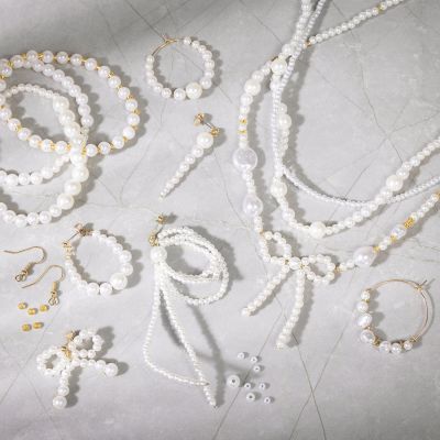 Schmuck mit perlmuttweißen Perlen