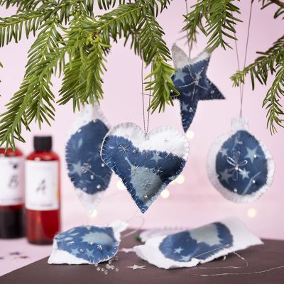Weihnachtsdekorationen aus Cyanotypie-Gewebe