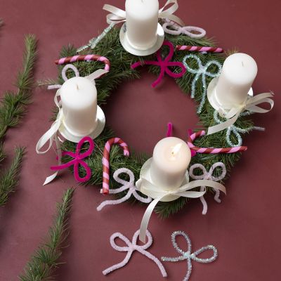 Adventkranz mit Dekorationen aus feinem Ton und Pfeifenreinigern