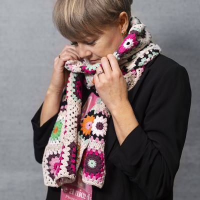 Gehäkelter Granny Square-Schal
