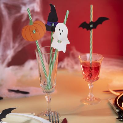Halloween-Dekorationen aus Strohhalmen