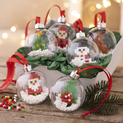 Weihnachtskugeln mit Perlenfiguren