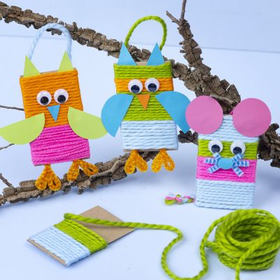 Eingewickelte Tiere mit Karton und Acrylgarn
