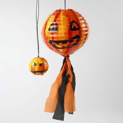 Schwebende Kürbisse für Halloween