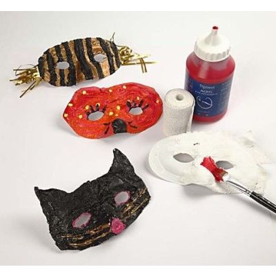 Kunststoffmasken mit Gipsbandagen versch&ouml;nert