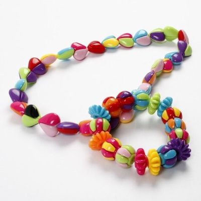 Armband und Halskette mit zweigeteilten Perlen