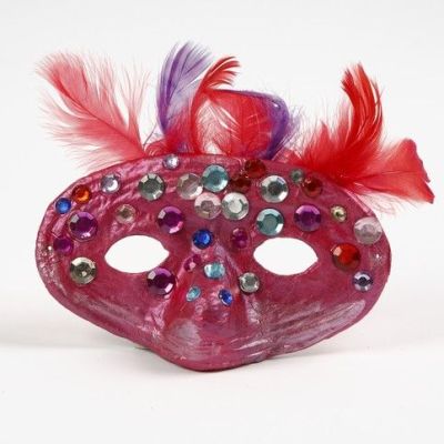 Eine Pappmach&eacute;-Maske mit Federn und Strasssteinen