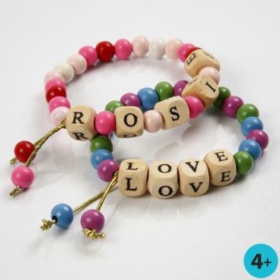 Armb&auml;nder aus Holz- und Buchstabenperlen