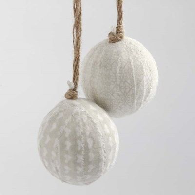 Kugeln mit Stoff im Vivi Gade-Design umwickelt