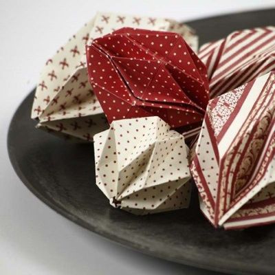 Rautenförmige Kugeln aus Design-Papier
