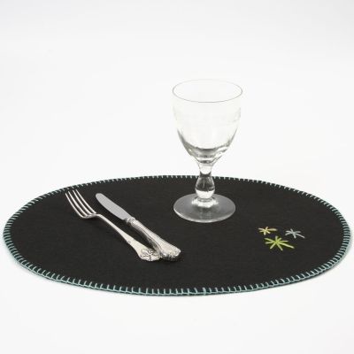 Tischset aus Bastelfilz mit gestickter Kante und Zier-Sternen
