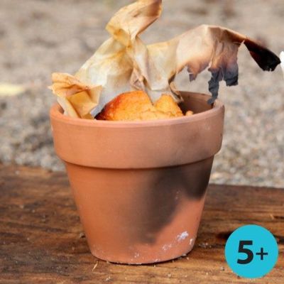 In kleinen Terracotta-Blument&ouml;pfen gebackenes Brot 