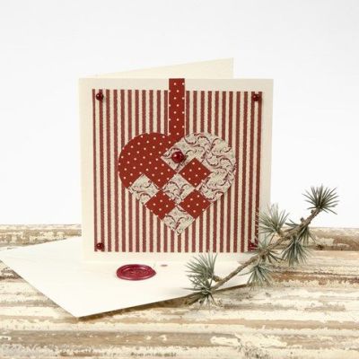 Weihnachtskarte mit Herz aus Design-Papier und Kuvert mit Wachssiegel