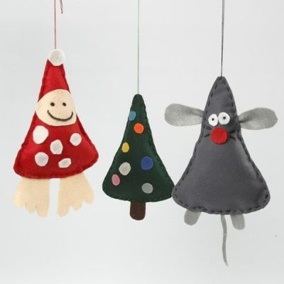 Hängende Weihnachtsdeko aus ausgestopften Filzfiguren