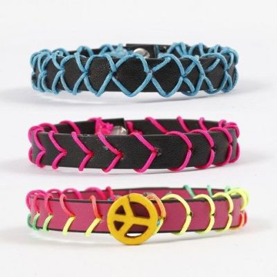 Armbänder aus Lederbändern