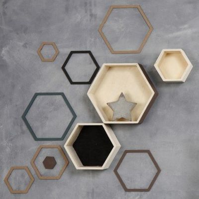 Wanddekorationen und sechseckige Boxen