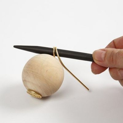 Den Weihnachtstisch mit natürlichen Materialien dekorieren