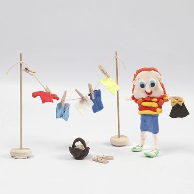 Figur und W&auml;scheleine mit aufgeh&auml;ngter W&auml;sche aus Silk Clay