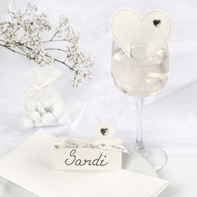 Dekoration für eine romantische weiße Hochzeit