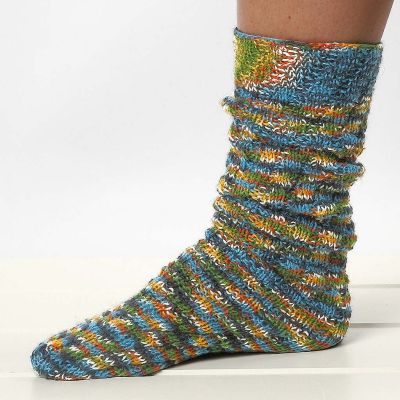 Gestrickte Socken mit Spiralmuster
