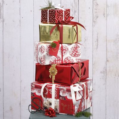 Weihnachtliche Geschenkverpackung mit Papier und Deko im Vivi Gade-Design