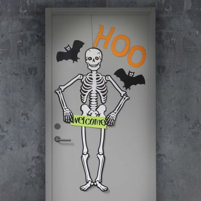 Halloweendeko: Riesen-Skelett und Fledermäuse