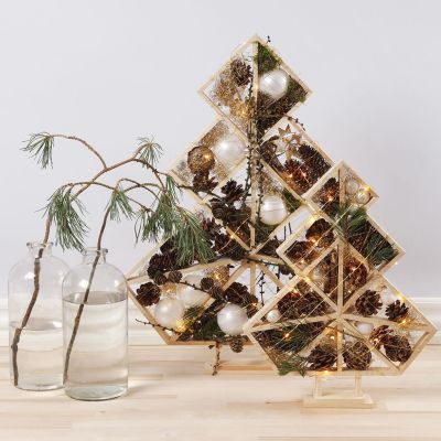 Weihnachtsbäume - geformt aus offenen Holzelementen