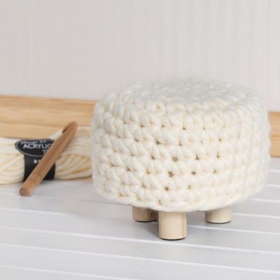 Ein kleiner Hocker mit Überzug aus XL-Chunky-Garn