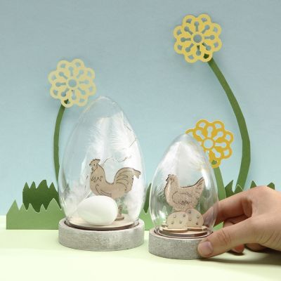 Glasglocke mit Ei