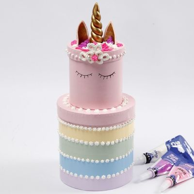 Eine Regenbogen-Schichttorte aus Pappboxen