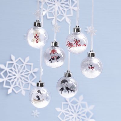Weihnachtskugeln mit Zeichnungen von Polartieren auf Einlagen in den Kugeln