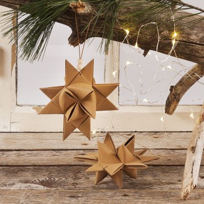 Ein gewebter Weihnachtsstern (Fröbelstern) aus Kunstlederpapier-Streifen zum Aufhängen