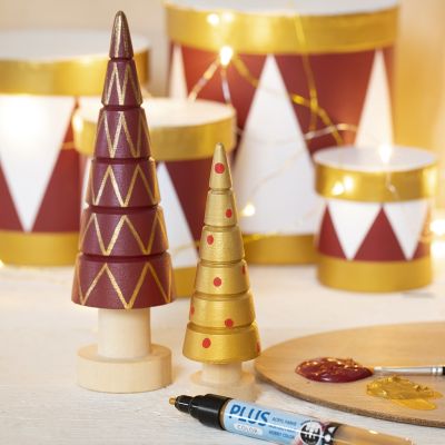 Weihnachtsbäume aus Holz