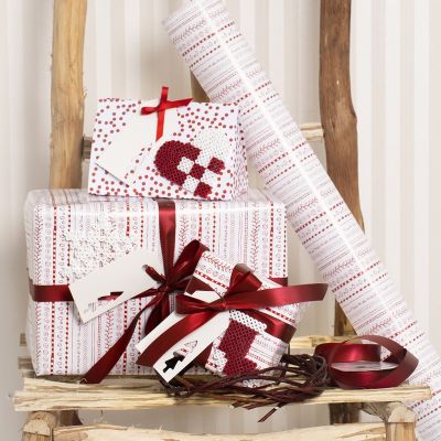 Weihnachtliche Geschenkverpackung in Rot und Weiß