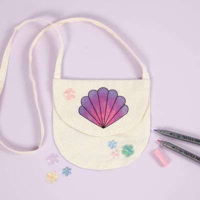 Tasche mit Muschelmotiv, bemalt mit Stoffmalstiften