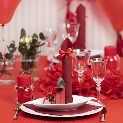 Tischdeko in Rot mit Papierblumen