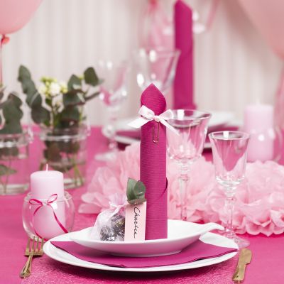 Tischdeko in Pink mit Papierblumen