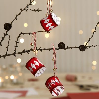Weihnachtsdeko: Trommeln aus Designpapier, verziert mit Gl&ouml;ckchen