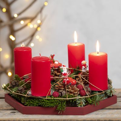 Adventskranz aus einem Metallrahmen